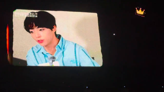 陈立农重庆演唱会播放街头蒙眼拥抱VCR传递温暖