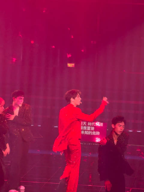 陈立农重庆生日场跳扫腿舞，舞台成熟性感张力十足