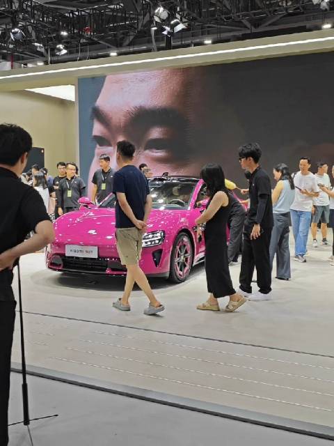 杭州湾大湾区车展，小米汽车有啥魔力，人怎么都往小米展台跑？