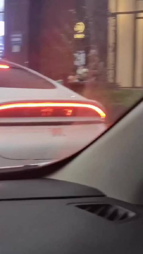 看到这个中国车尾灯上跑魂斗罗的视频，老外激动了，  dexerto 新闻