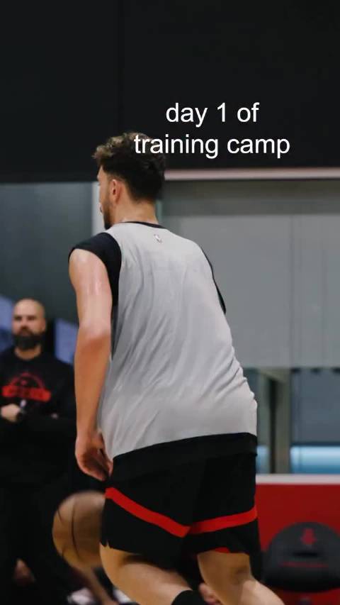 曾经在训练营第一日被申京扣了一个，今天海王可是找回场子了