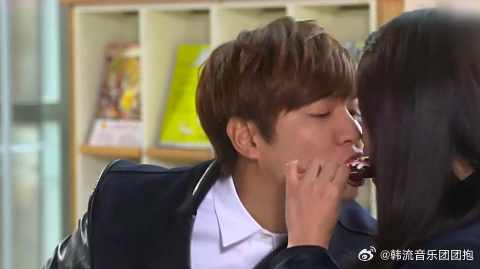 车恩尚吃零食，没想到金叹突然做出这一举动，恩尚都害羞了