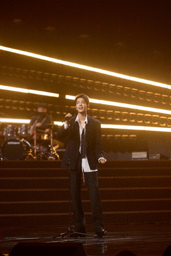 刘惜君惹争议！湾区晚会疑抢C位，被吐槽是螃蟹姐，陈丽君受牵连