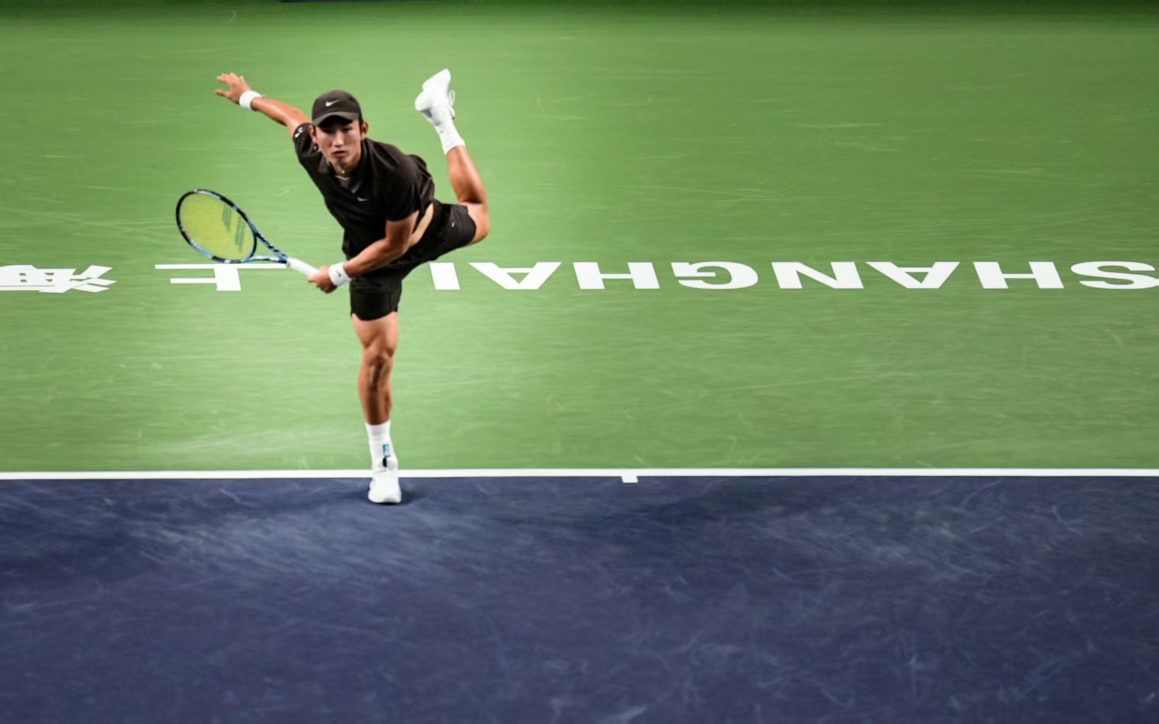 两名中国选手闯过上海大师赛首轮，网坛传奇德约科维奇今晚黄金档出战