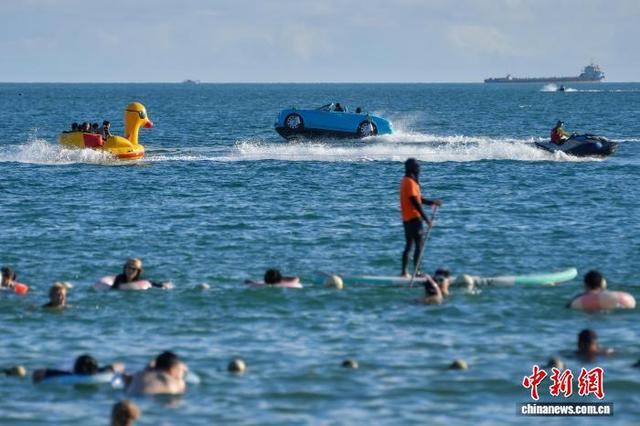 图为游客在三亚大东海旅游区体验水上项目。中新社记者 骆云飞 摄