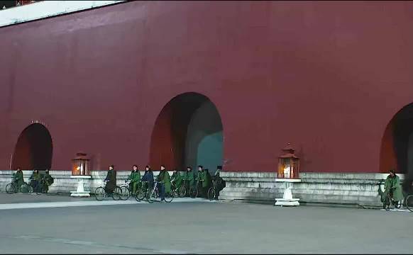 一群高干子弟从小顺风顺水，非得装鸡毛黑社会