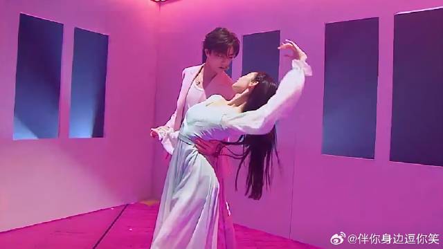 陈立农张艺凡上演《他们都不懂》，唯美又浪漫，绝了！
