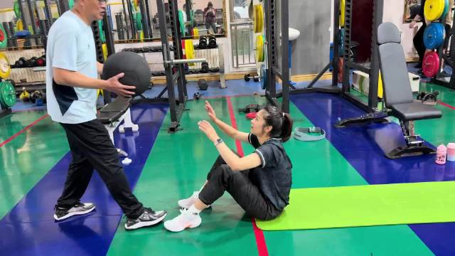 王梦洁发训练视频：“带动更多朋友们！每天坚持练腰腹！ ”