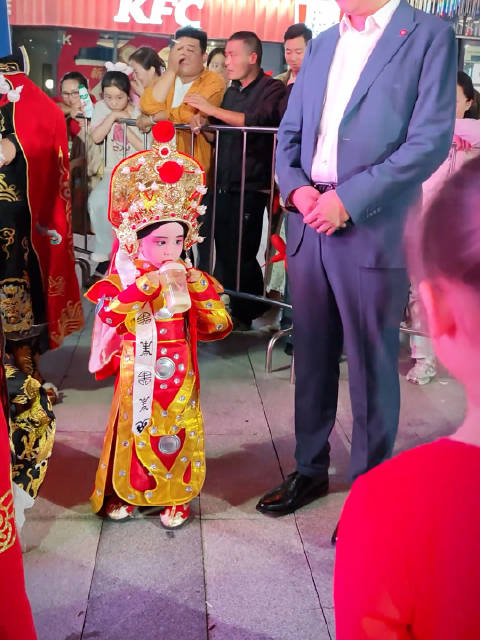 三岁半萌娃边喝奶边候场，台上秒变英气花木兰