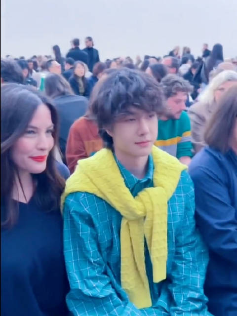 巴黎时装周大秀王一博的小王子造型很抢眼，旁边的人是指环王中的精灵公主！