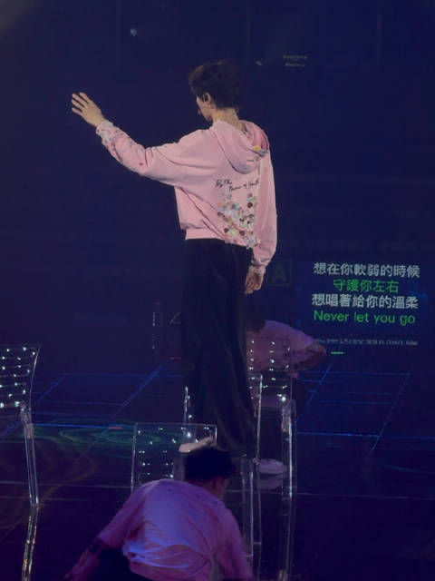 陈立农生日专场重庆站演唱《Firewalking》