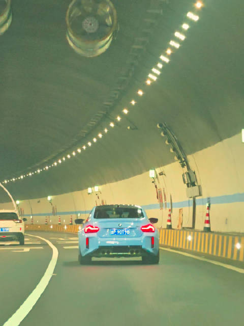 偶遇朋友帅气新车引网友共鸣