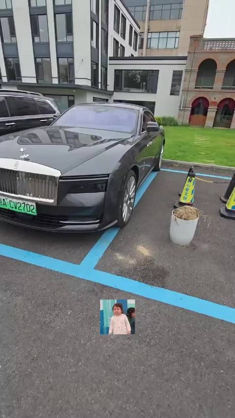 这是当时陈震刚提了劳斯莱斯闪灵之后发的视频，看得出来自动泊车很垃圾….