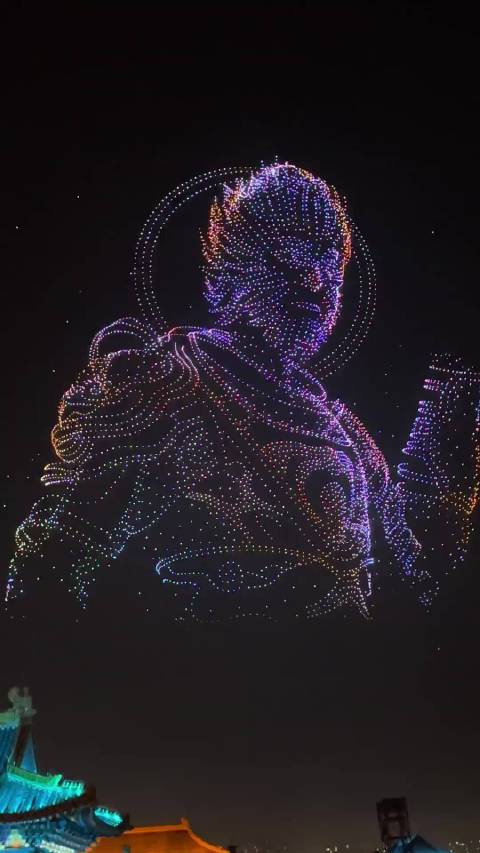 大同8000架无人机点亮夜空，五星红旗云冈石窟交相辉映