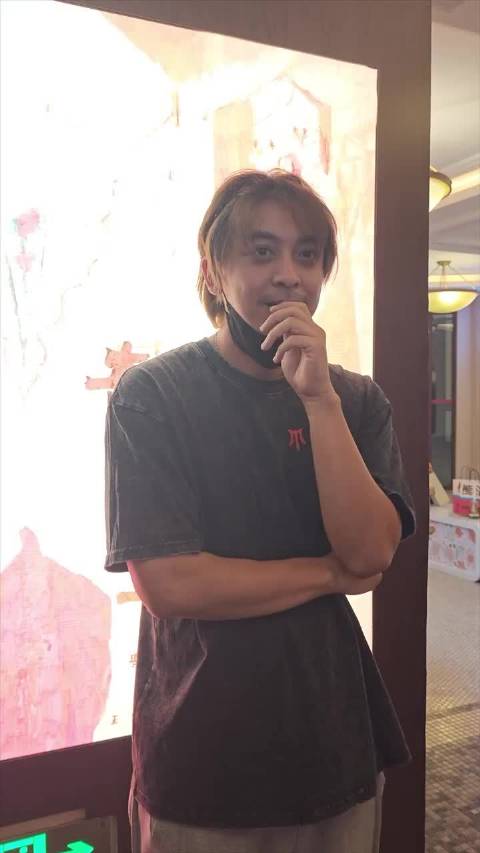 李佳航宣传新剧黑眼圈明显，疑似熬夜工作