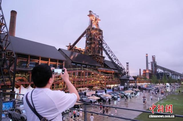 2025年7月，游客在大运河杭钢公园内拍摄夜景。曹丹 摄