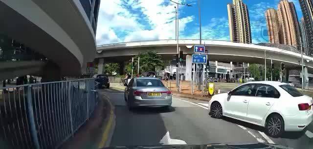 白色车走错路硬切线，看到视频车不让，赌气停车堵路， 这下好了，被举报了