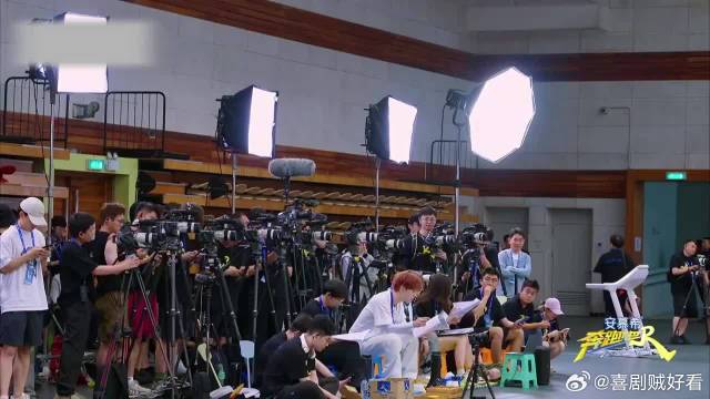 就爱看范丞丞怼姚译添，啥话都往外说，笑得我嘴角直抽抽