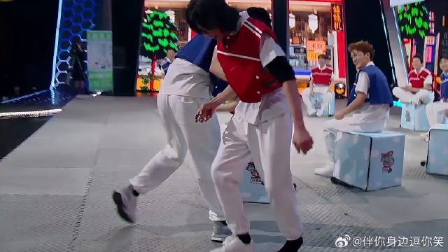 周柏豪大爆发，追得黄义达鞋都跑掉了，笑翻全场！