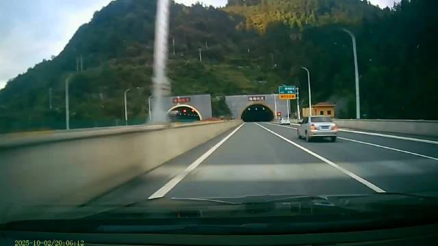 这种情况下，99%的人都要交代在这了 视频车能这么从容的躲开了真不容易……！