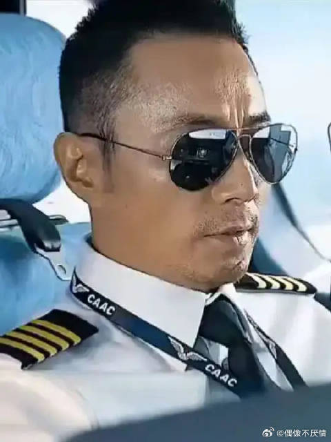 飞机突遇故障风挡炸裂，机长带乘客死里逃生