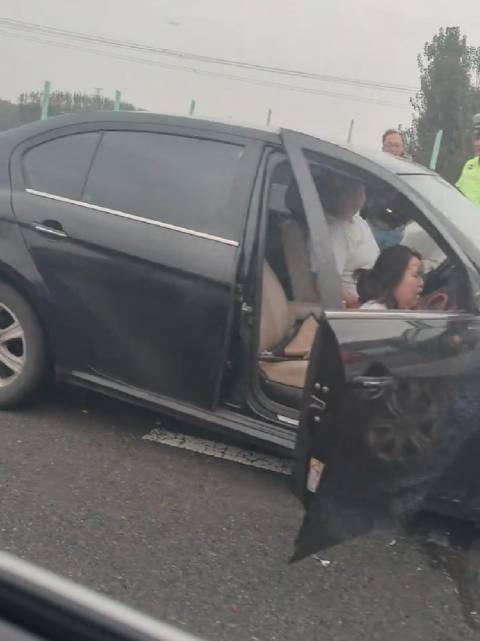 给沃尔沃又打了广告，给没系安全带的副驾驶，一个深刻教训！