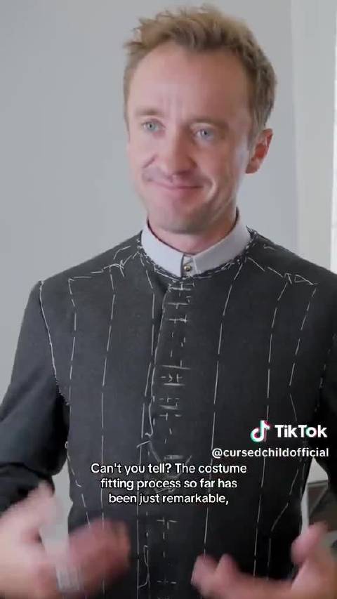 汤姆·费尔顿试穿了《哈利·波特与被诅咒的孩子》中马尔福的服装！少爷归来！