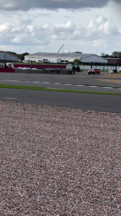 迈凯轮W1亮相银石赛道，跑起来帅啊