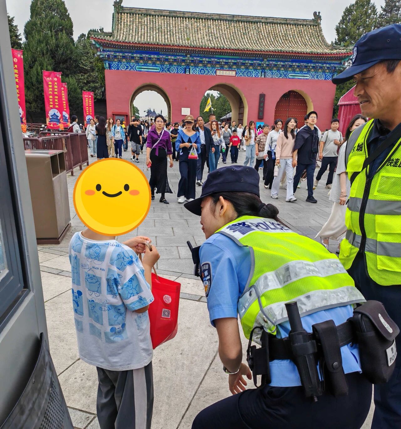 民警安撫孩子情緒，問出家長信息。東城公安供圖