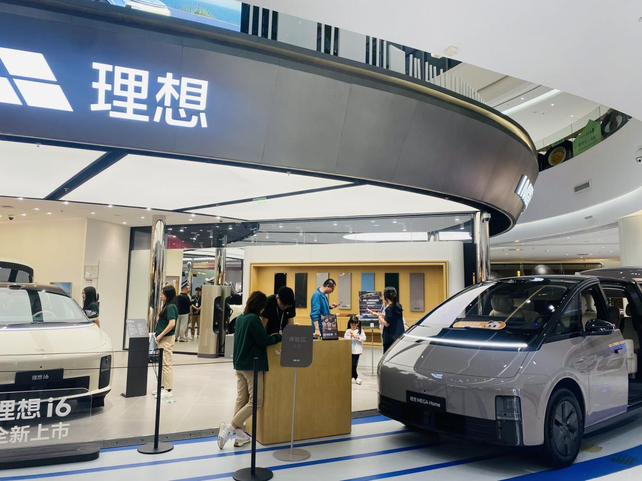 消費者在理想汽車店舖看車。新京報貝殼財經記者 林子 攝