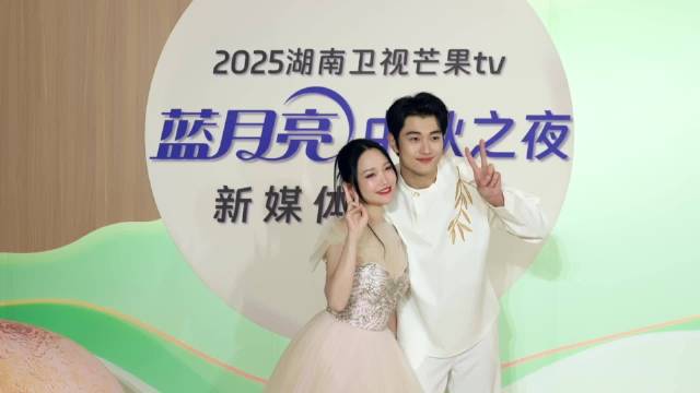 孙丞潇贴心帮金莎提裙子等其落座