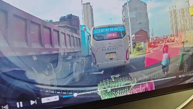 湖南大货车等红灯时男孩车底惊险穿行