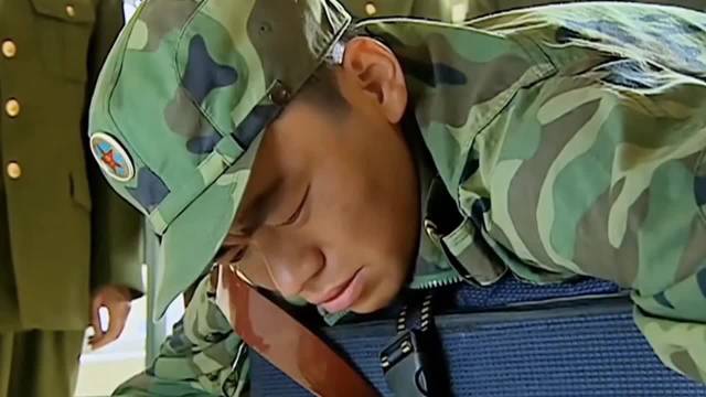 许三多舍不得史今，哭喊着不让他拿包，史今给他上了最后一课！士兵突击