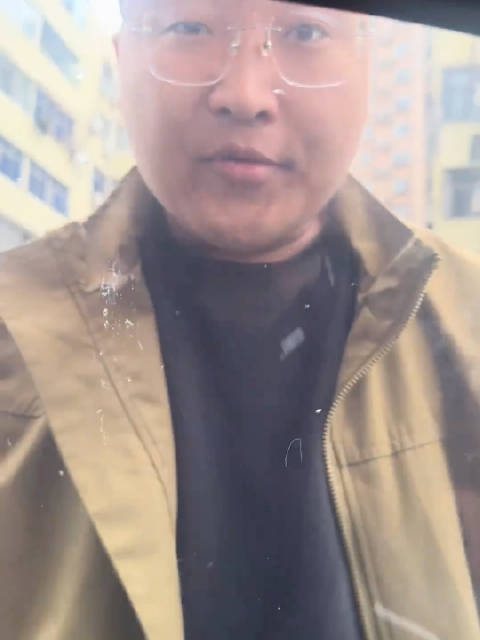 眼镜男因被鸣笛挑衅下车辱骂吐口水欲砸车