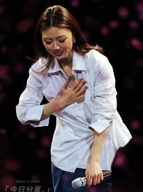 单依纯以纯妹妹形象活跃乐坛，代表作《梁静茹》传唱度高