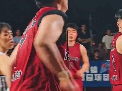 张明池彻底释放了！离开广东成大肥池，野球场嘻哈打快乐篮球！