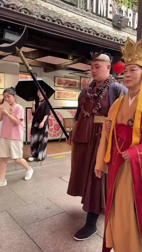 罗家英还在景区加班呢，到80岁还能挣钱不靠养老金的都是王者