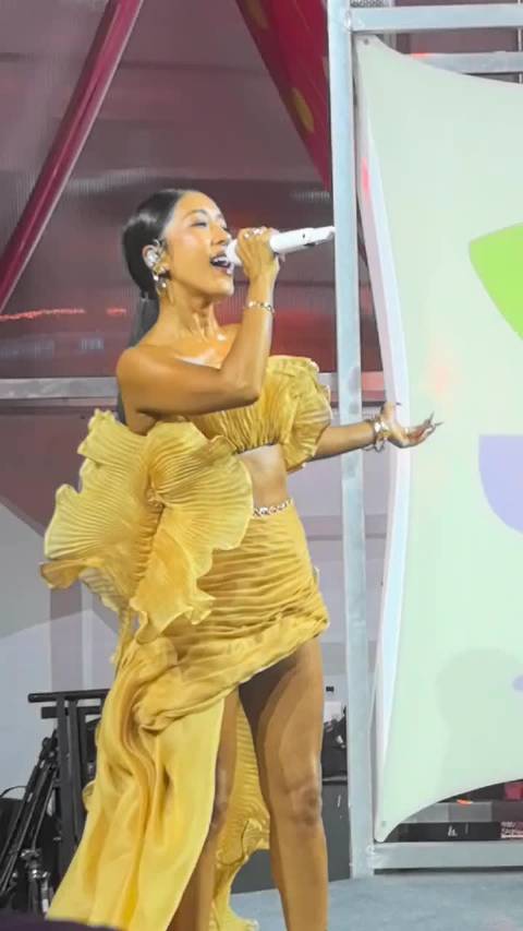 吉克隽逸踩10厘米高跟献唱展自信魅力