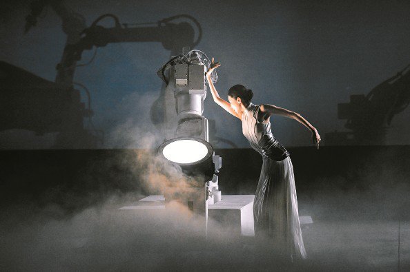 朱洁静与机械臂共舞