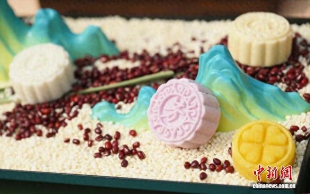 近日，五芳斋与嘉兴市中医医院共创“低糖米糕月饼”。 (浙江省非物质文化遗产馆供图)