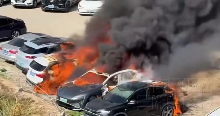 福建宁德一辆阿维塔06起火，致8车焚毁，疑似车主女子称该车才买了一个半月，开了1066公里