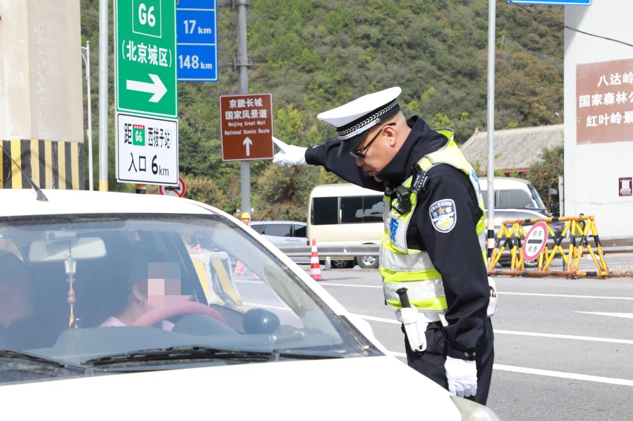 交警在熱門景區附近路段疏導遊客車輛。延慶警方供圖