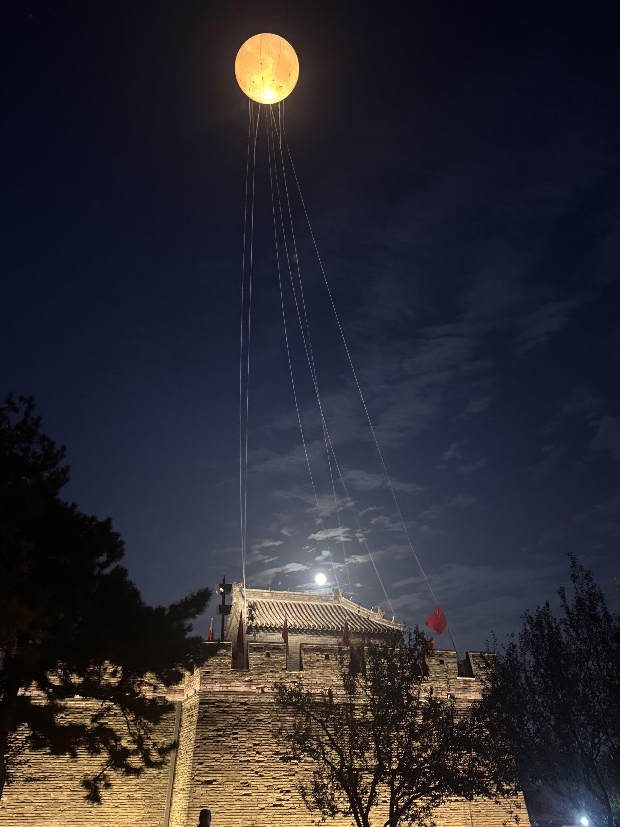 直徑5米的人造月亮。新京報記者 陶冉 攝