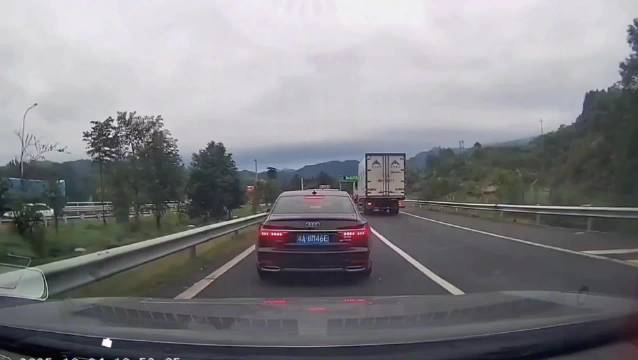 大车为避险撞向视频车称有保险