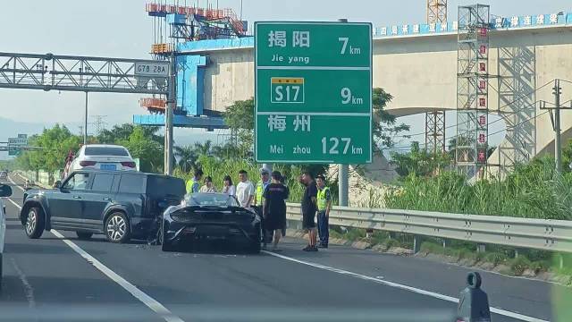 iCAR遭迈凯轮追尾