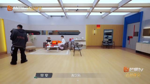 早安粤语自我介绍引周柏豪疑惑，三人烫嘴粤语笑翻全场