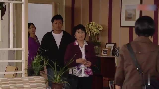 小姨借亲爸养老钱游手好闲，亲姐掏腰包相助