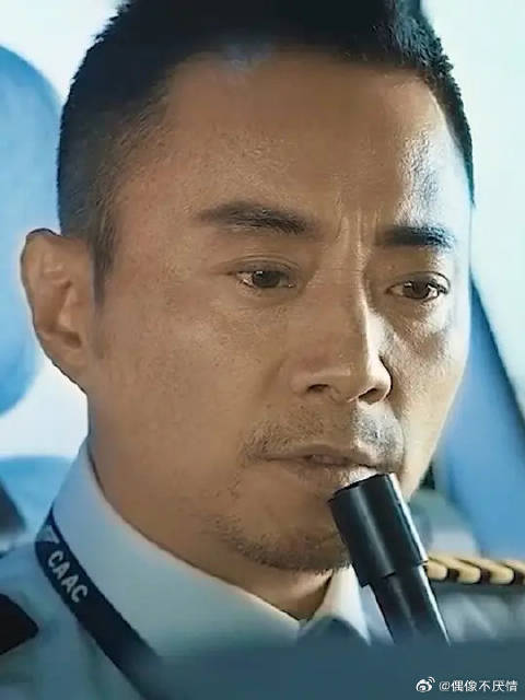 万米高空飞机挡风破裂，中国机长如何力挽狂澜！