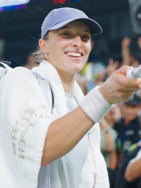 斯瓦泰克武网夺冠后与球迷分享胜利喜悦