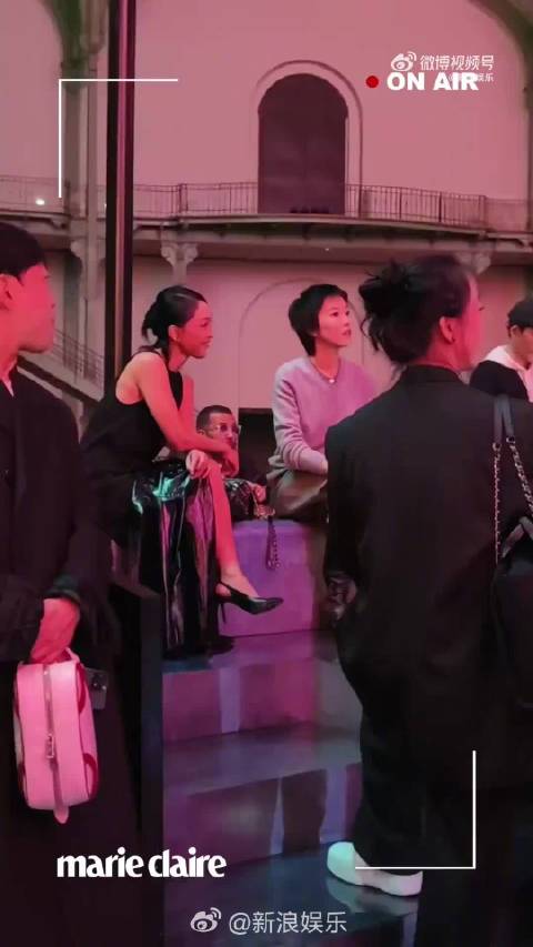 周迅窦靖童热聊井柏然刘雯合体亮相巴黎时装周